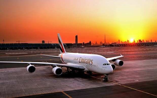 Emirates Airbus A380 Night Landing Dubai
