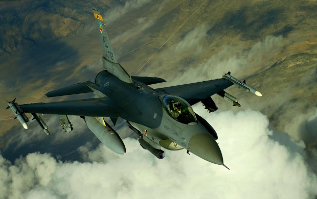 F-16 Fighting Falcon Clouds