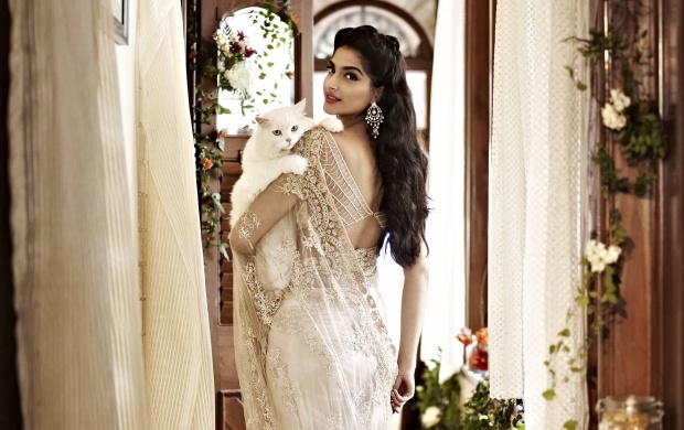 Sonam Kapoor With White Cat