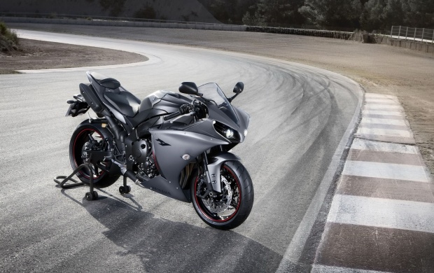 Yamaha YZF R1 On The Road