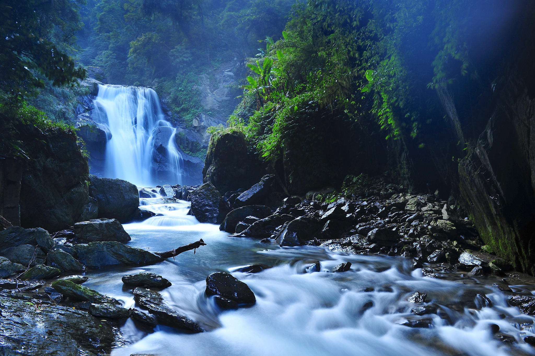 Beautiful Taiwan Forest Waterfalls | 2048 x 1363 | Download | Close