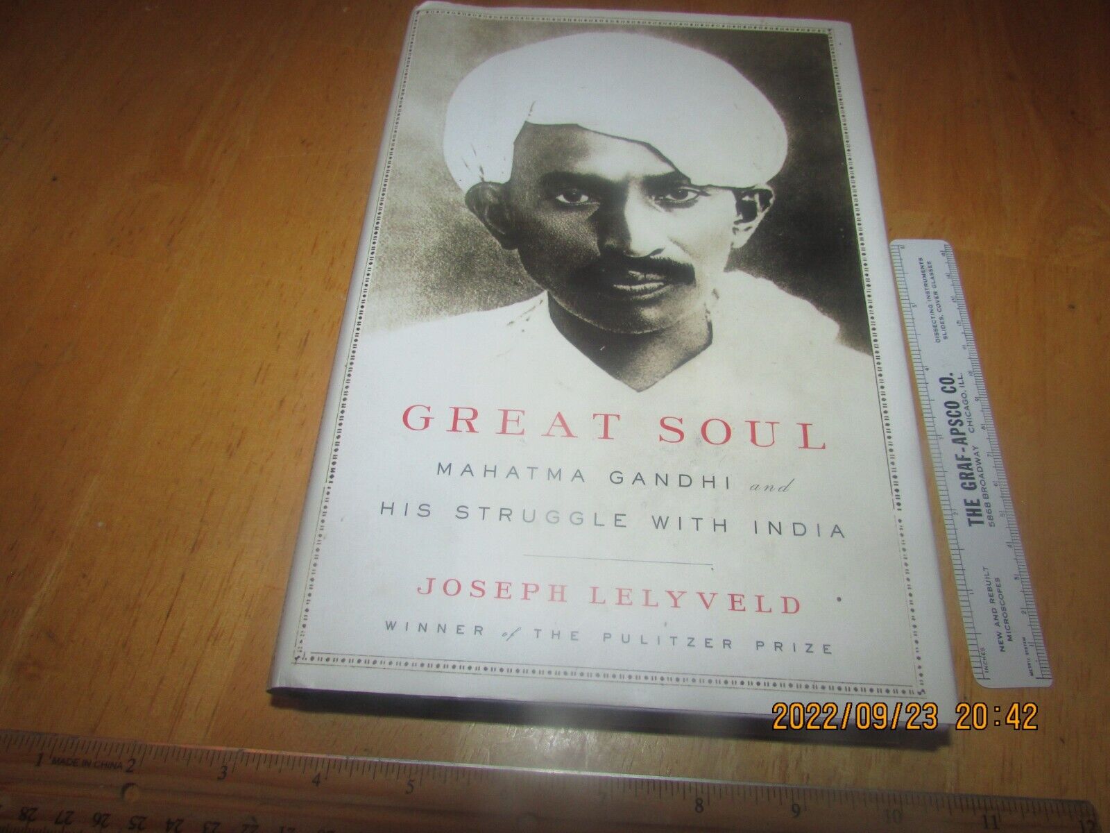 Great soul mahatma gandhi and his struggle with india by joseph lelyveld