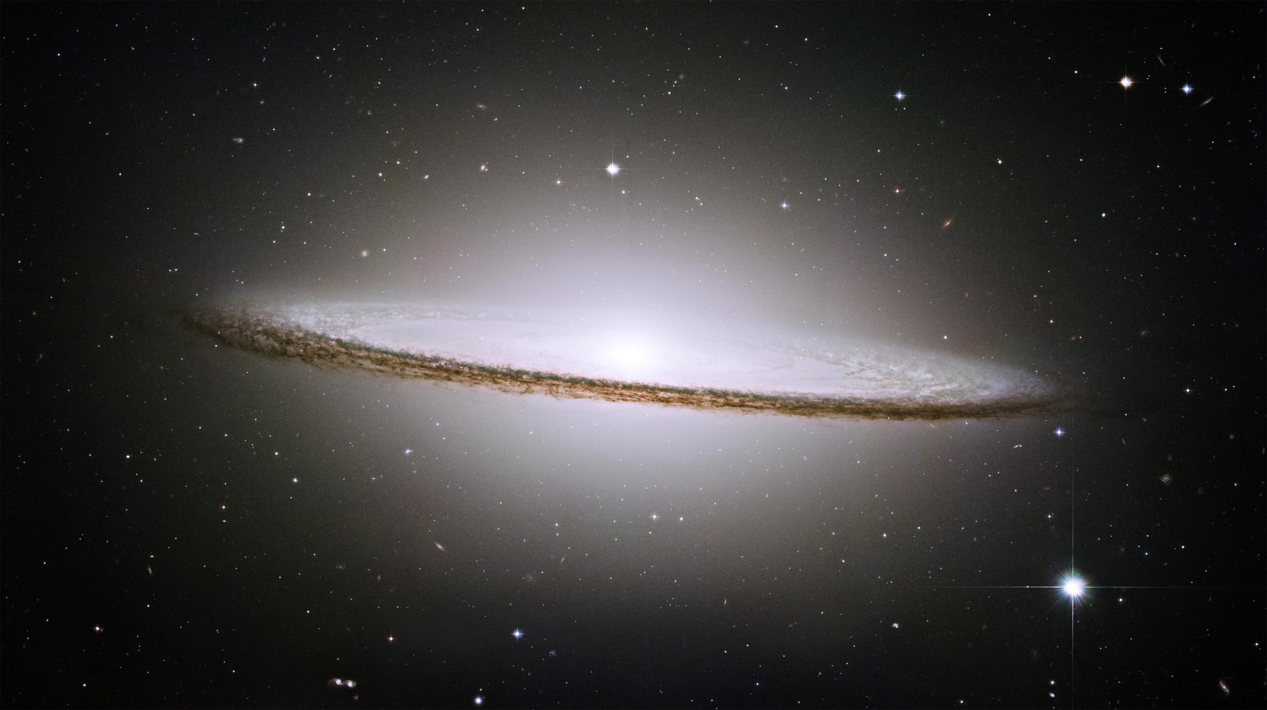 Hubble spots a âsmallâ sombrero â just light years across