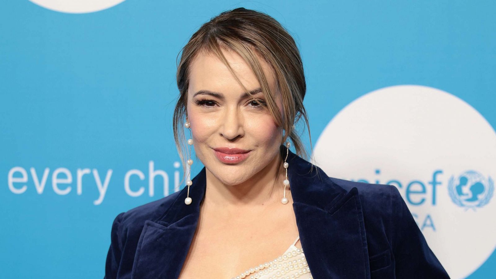 Alyssa milano encourages others to learn cpr after damar hamlin treated for cardiac arrest