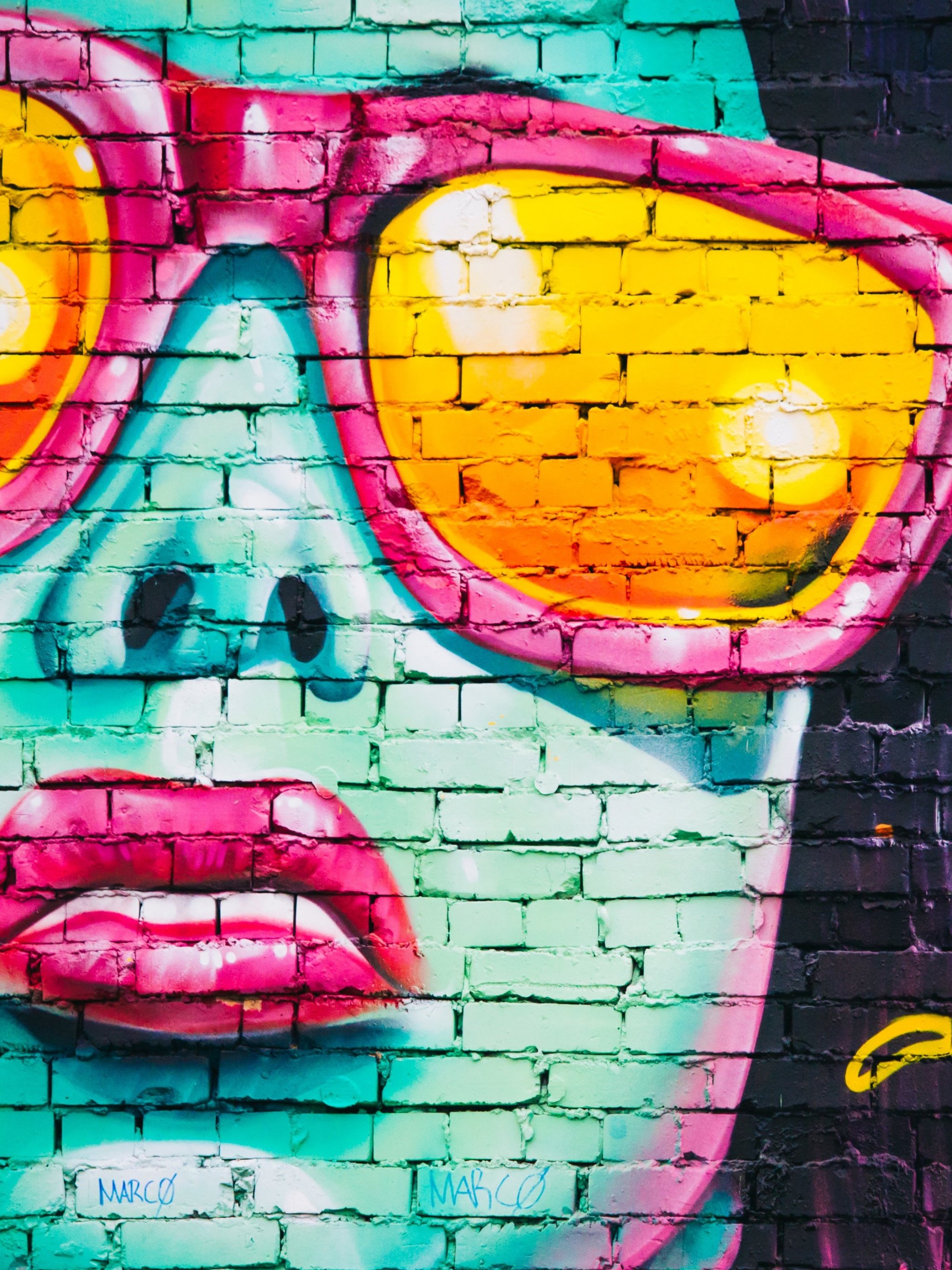 Girl with sunglasses graffiti wallpaper