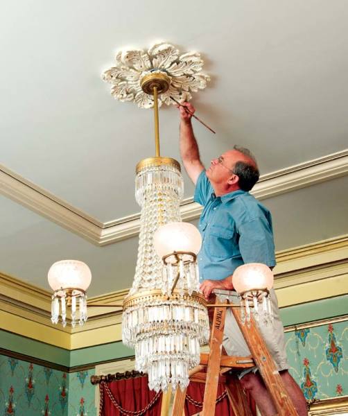 How to Paint a Ceiling Medallion the Easy Way : Atta Girl Says