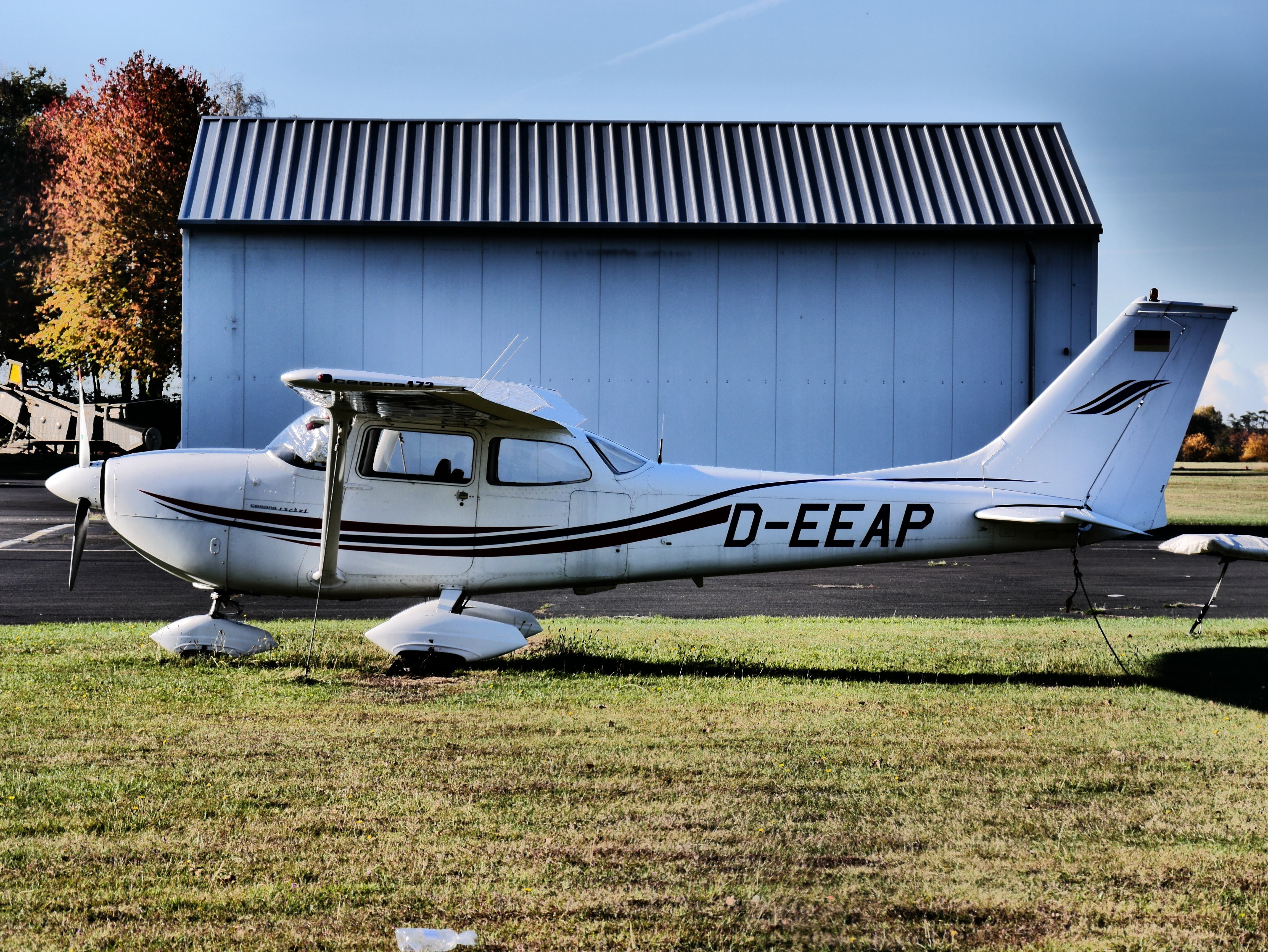 K cessna skyhawk airplane white side grass