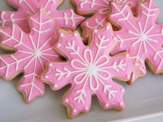 Simple cookie designs a very girlie christmas make me cake me xmas cookies snowflake cookies snowflake sugar cookies