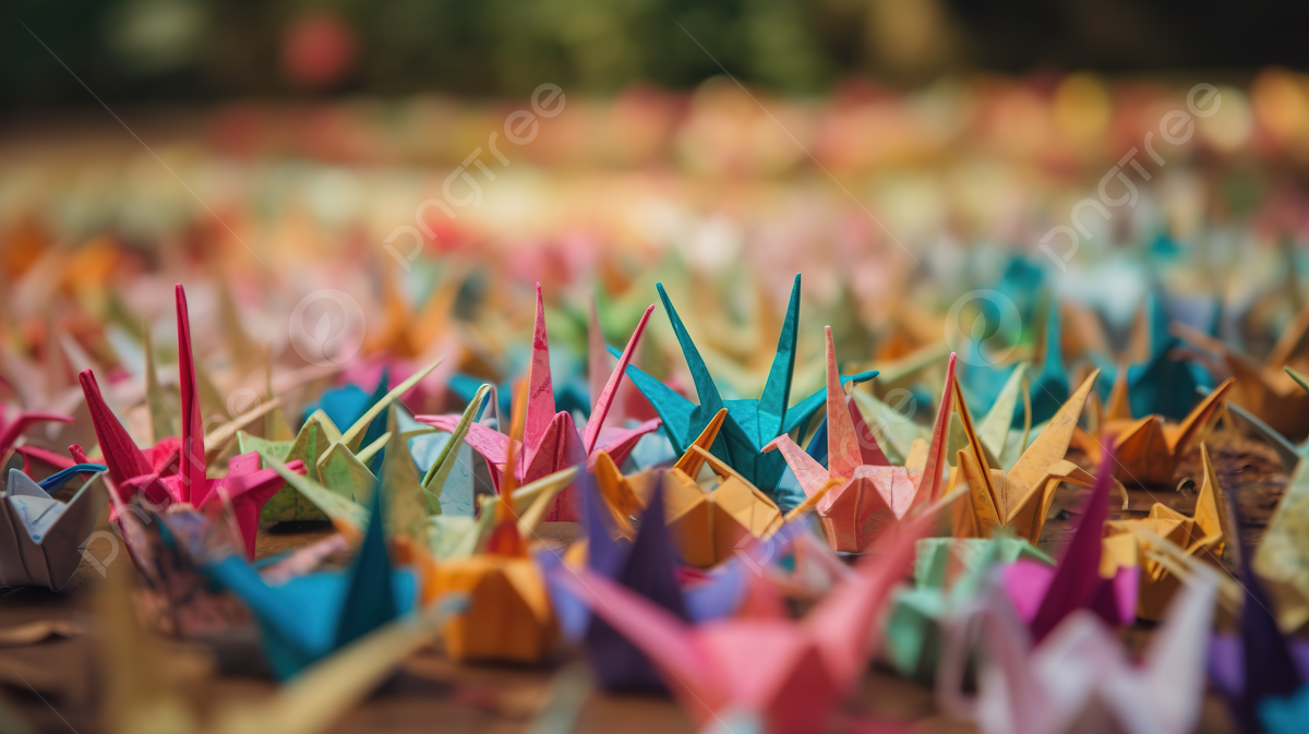 Fondo grullas de origami de varios color en exhibiciãn fondo una gran grulla de papel rosa
