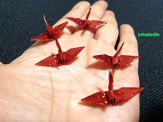 Grullas de origami de color rojo de dobladas a mano en papel cuadrado de x serie de papel brillante d fc