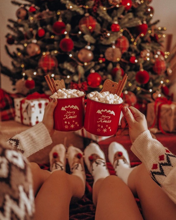 Christmas aesthetic pictures â cozy christmas at home with friends