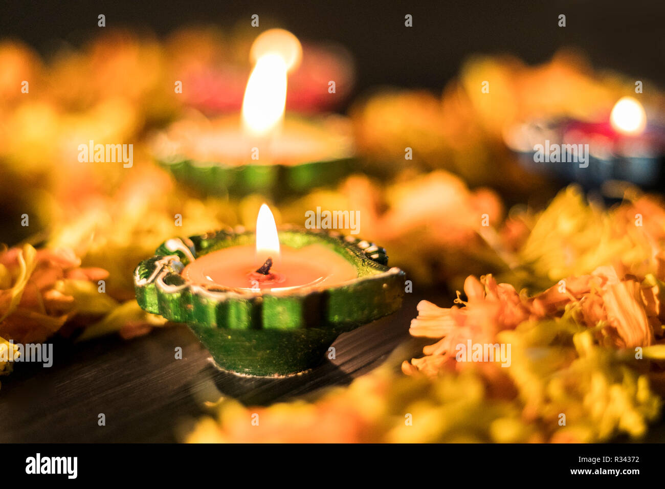Beleuchtete diya fãr wallpaper diwali und dhanteras festival in indien zu feiern stockfotografie