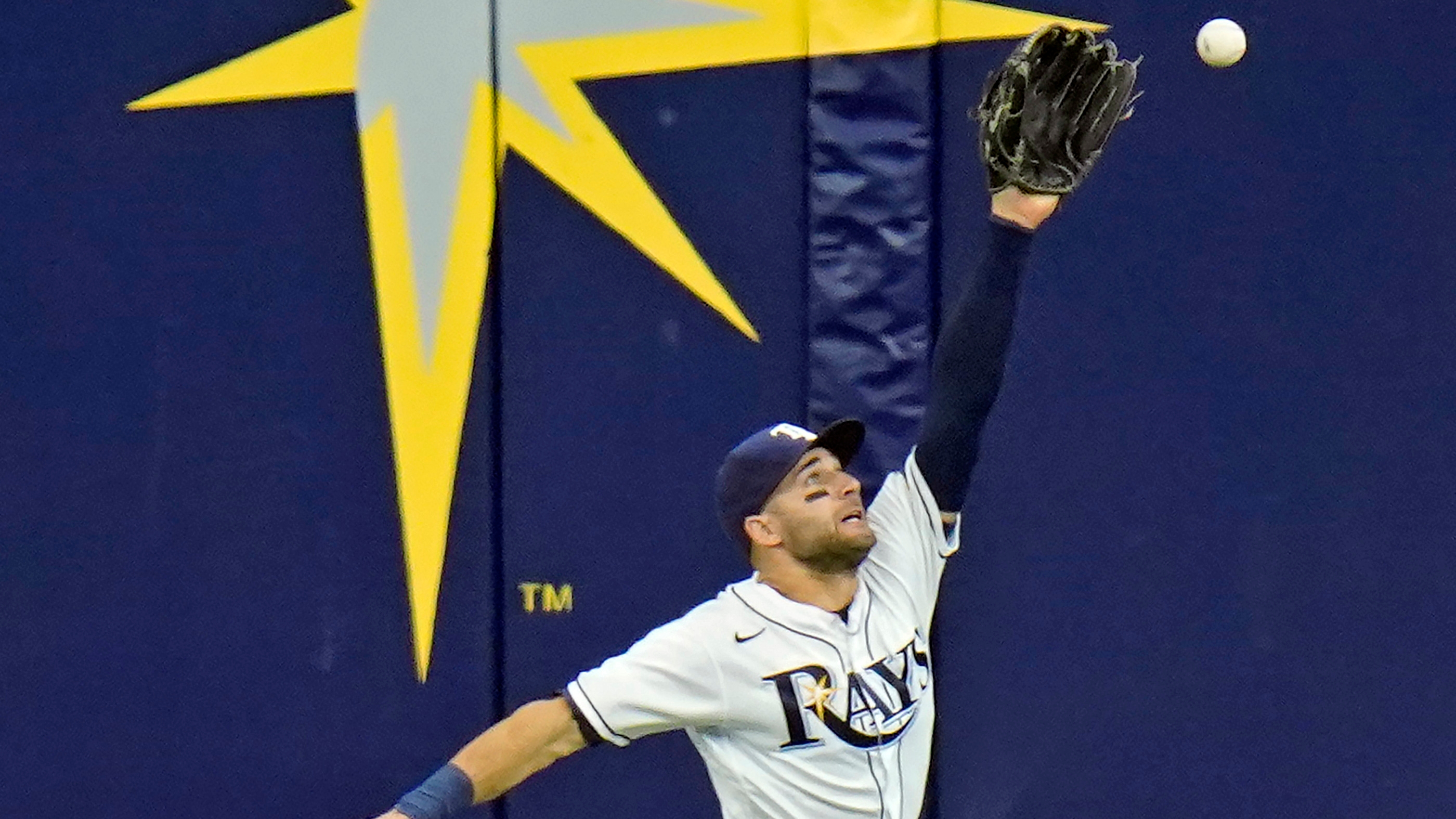Rays kevin kiermaier leaves game with right foot injury