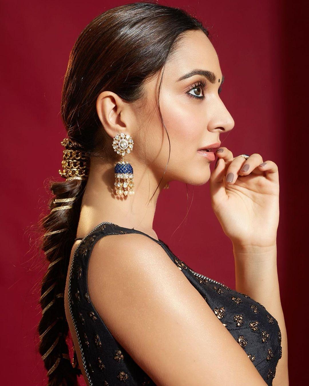 Bollywood actress hot photos kiara advani looking very glamorous and sexy photoshoot photos hd images pictures stills first look posters of bollywood actress hot photos kiara advani looking very glamorous