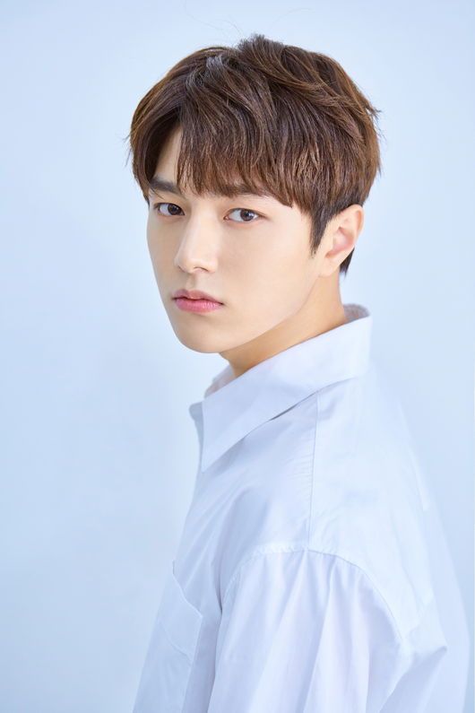 Secret royal inspector actor kim myungsoo officially enters the military