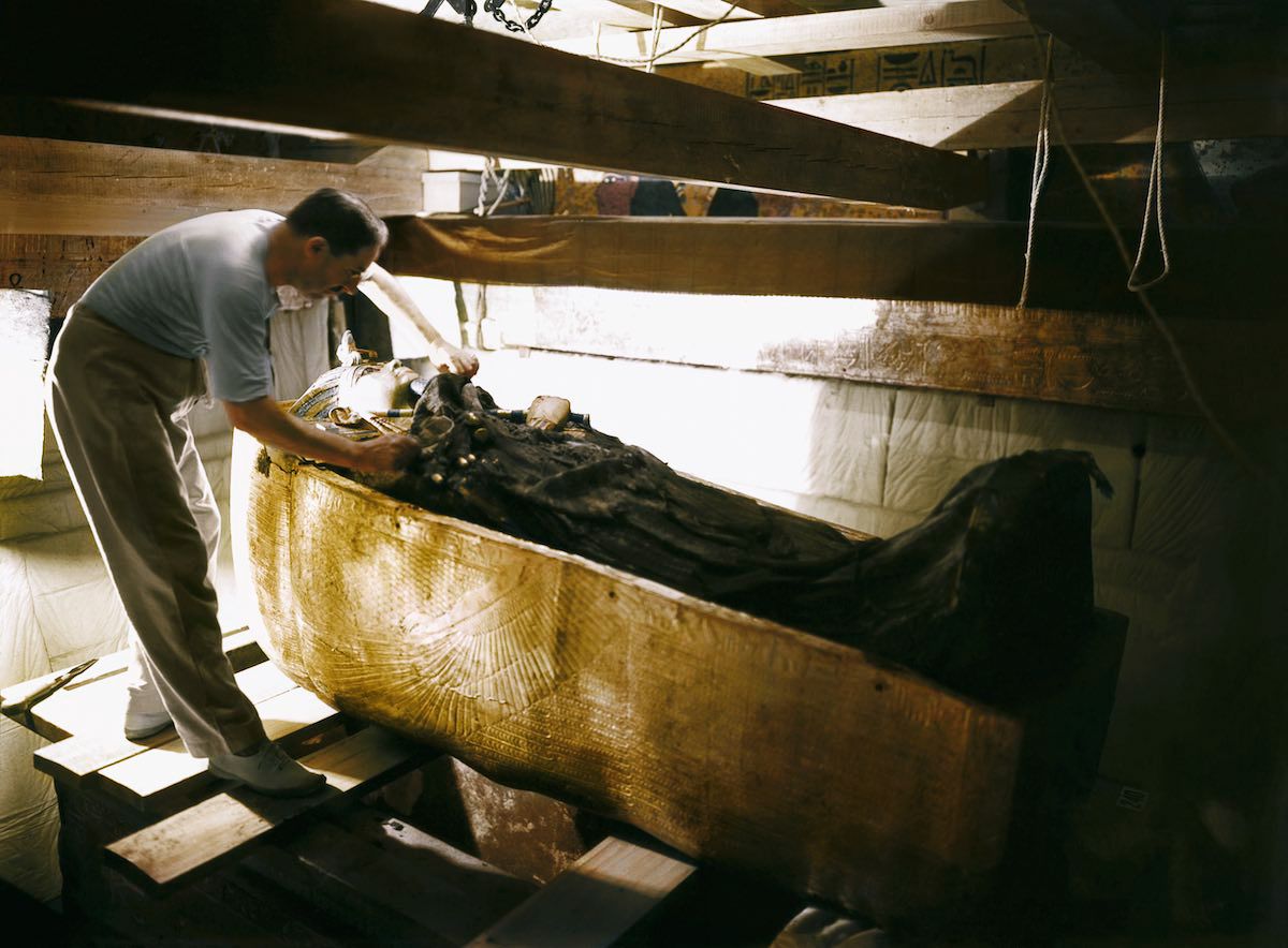 Discovery of king tuts tomb told through colorized photos