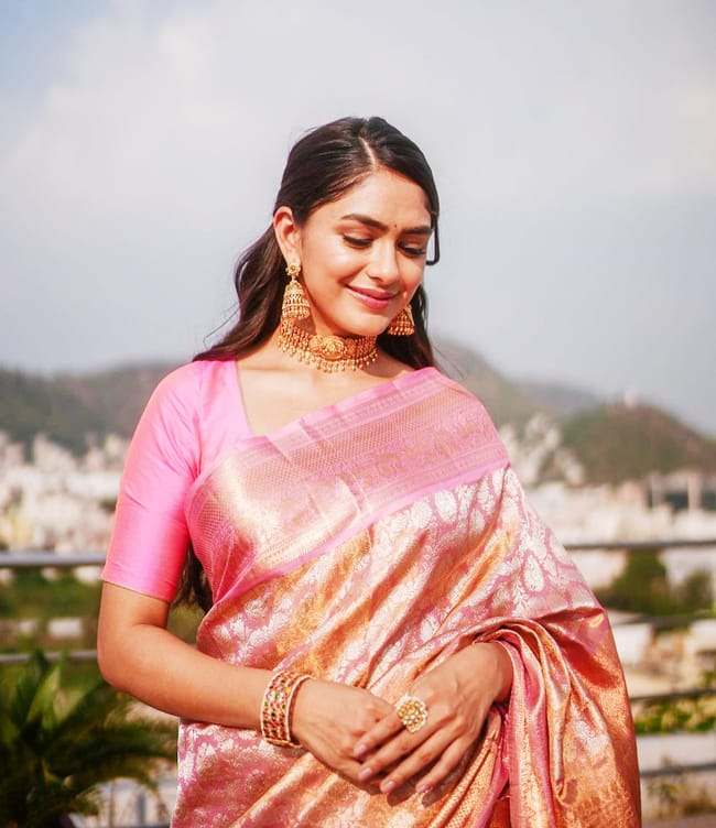 Mrunal thakur is timeless beauty in pink traditional silk saree and gold jwellery â pics