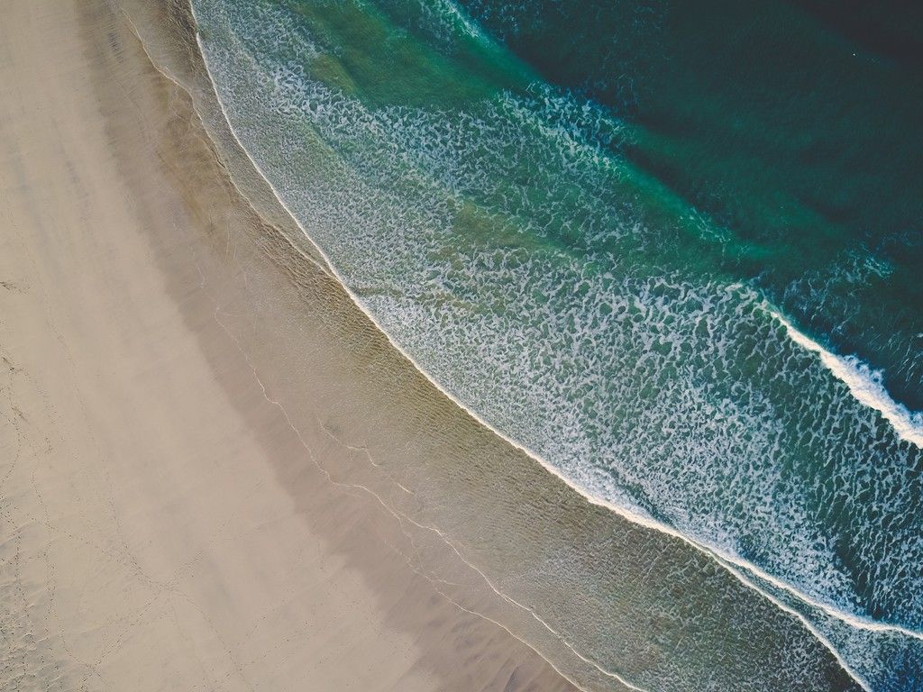 Aerial view beach sea waves wallpaper àààààààààà
