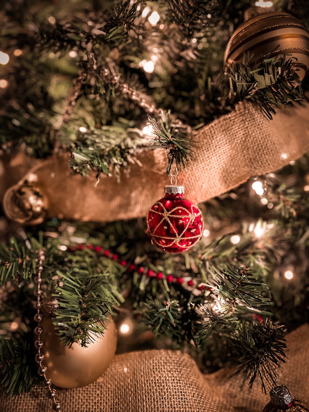 Green christmas tree with red baubles photo â free christmas tree image on