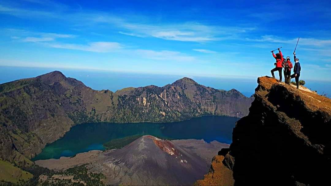 Discover beauty of rinjani an unforgettable trekking experience