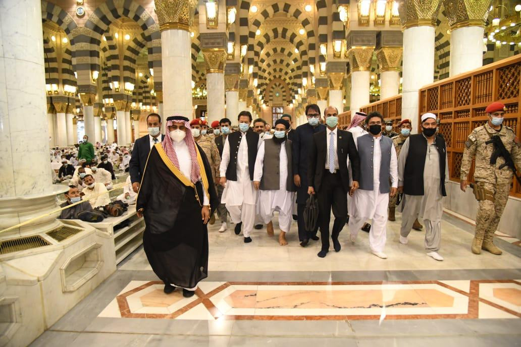 In pictures pm imran pays respects at roza