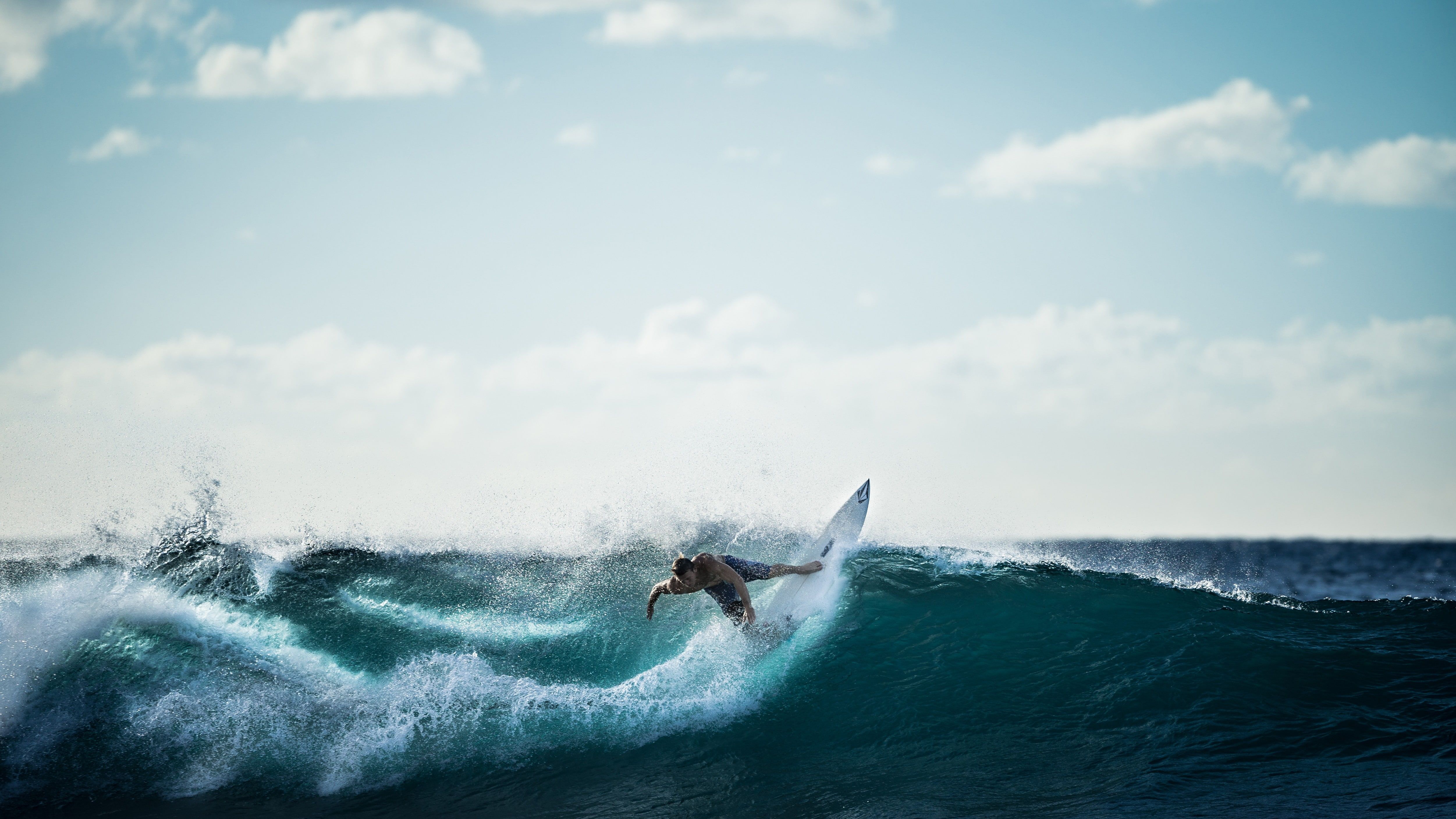 Waves surfing sea sky k wallpaper hdwallpaper desktop surfer magazine musculation mment faire du sport