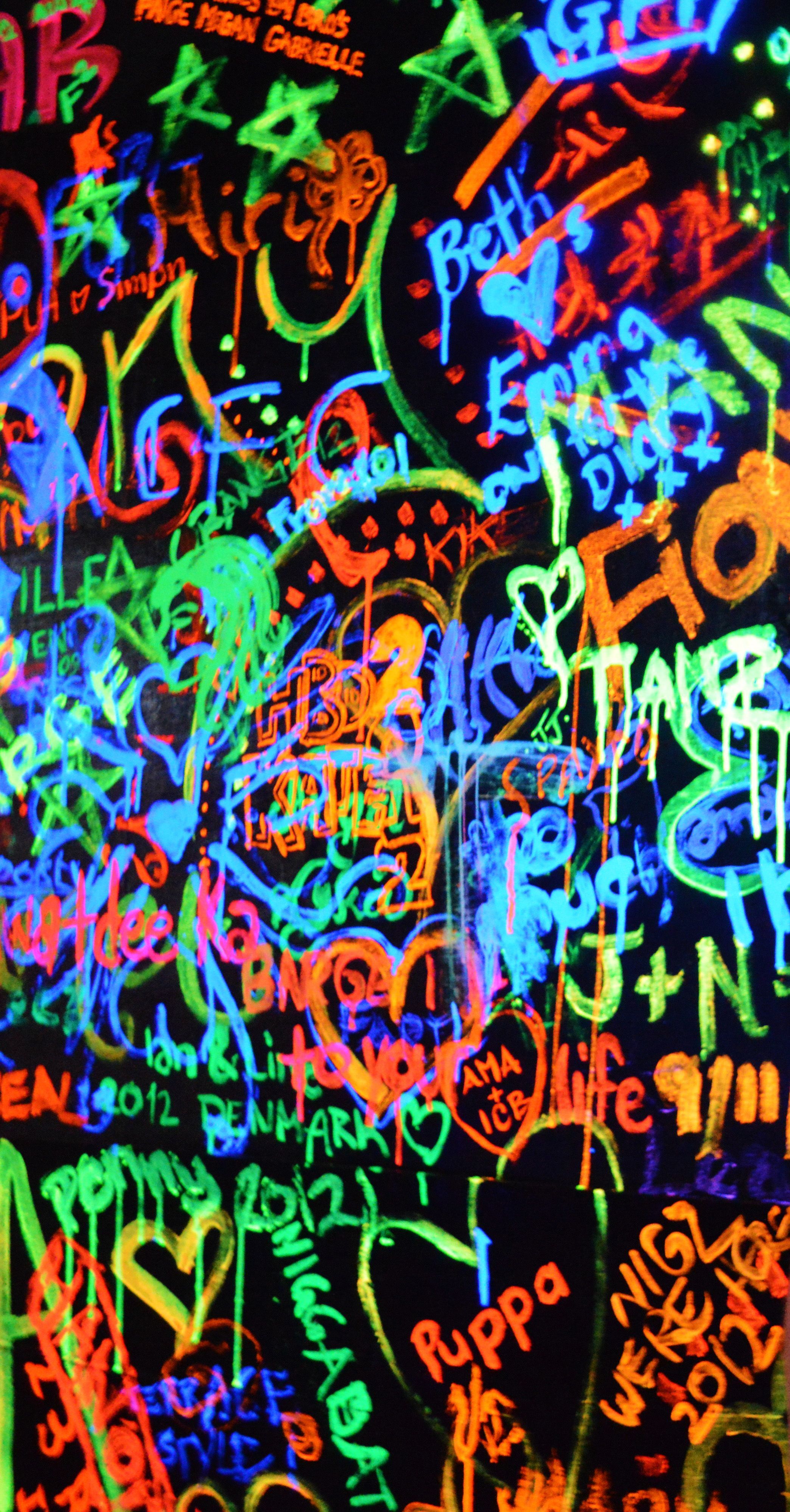 Neon tagging s on