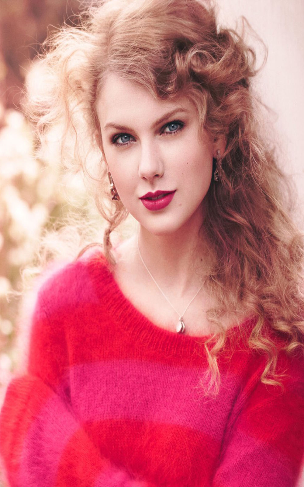 Taylor swift in pink dress