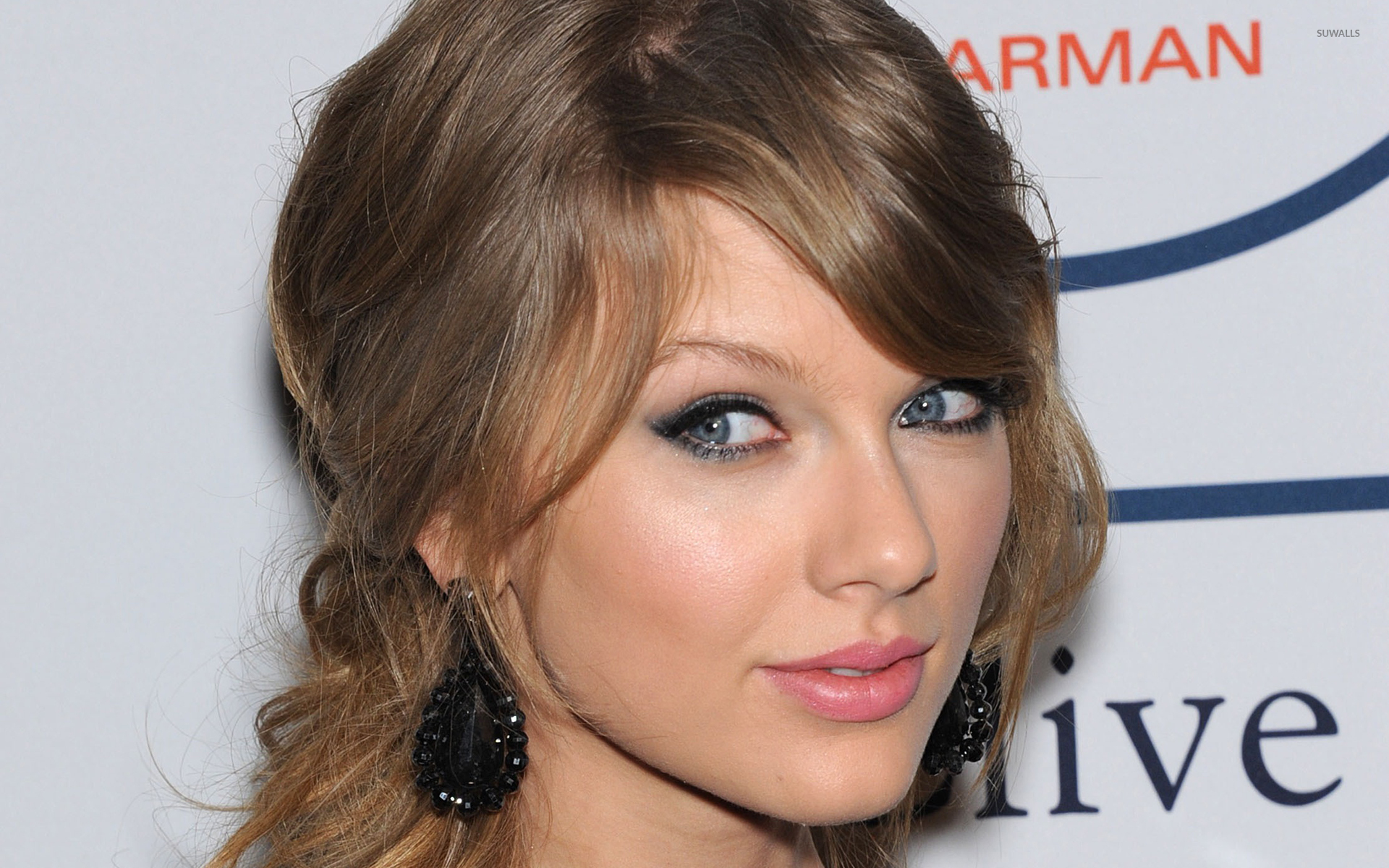 Taylor swift with pink lips close