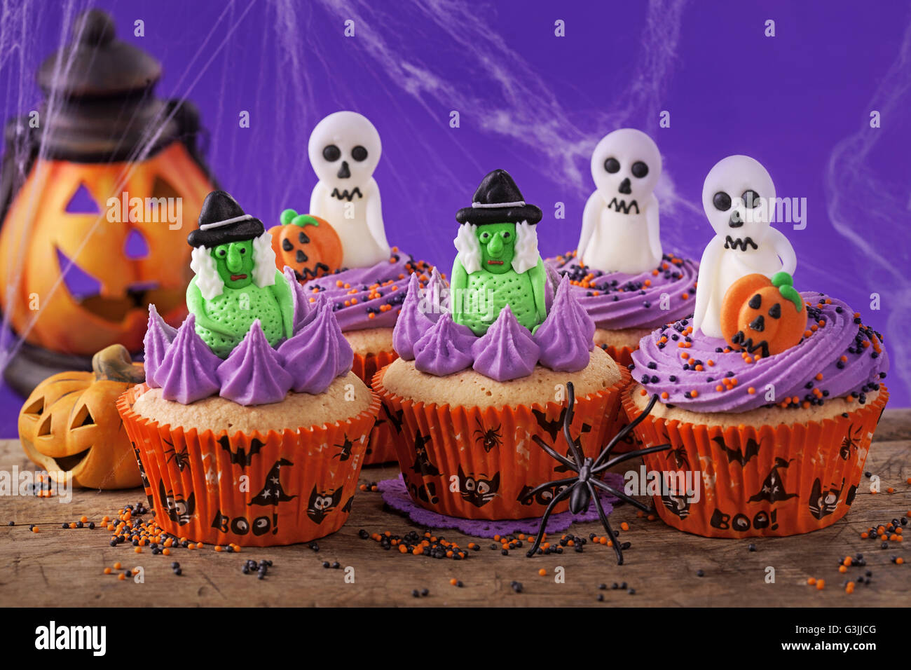 Halloween cupcakes mit hexen und geister stockfotografie
