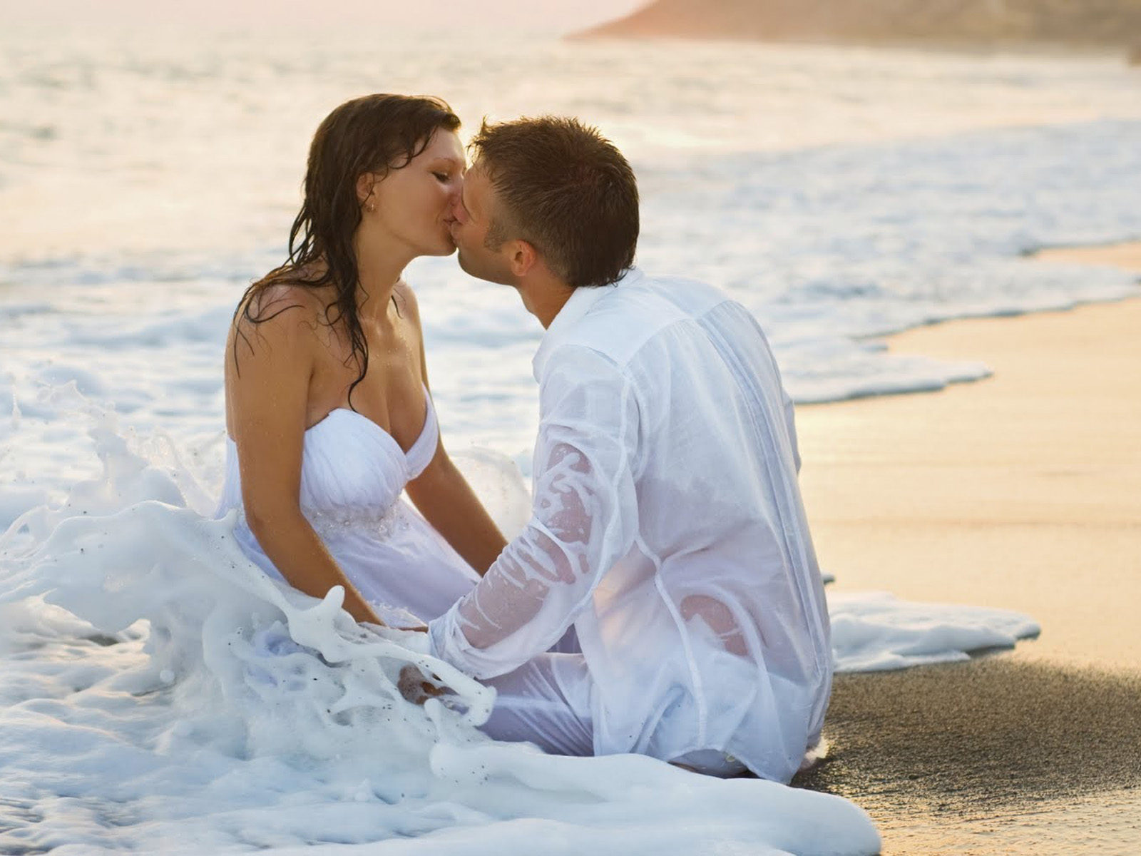 Love wedding romance couple of beach kiss photos love couple wallpaper hd x