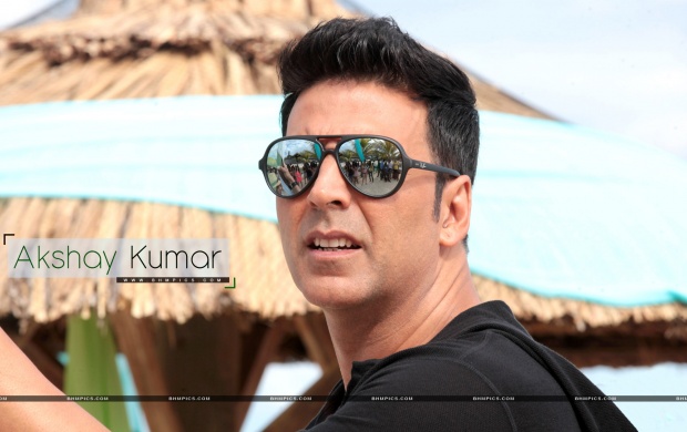Akshay kumar Wearing Sunglasses (click to view)