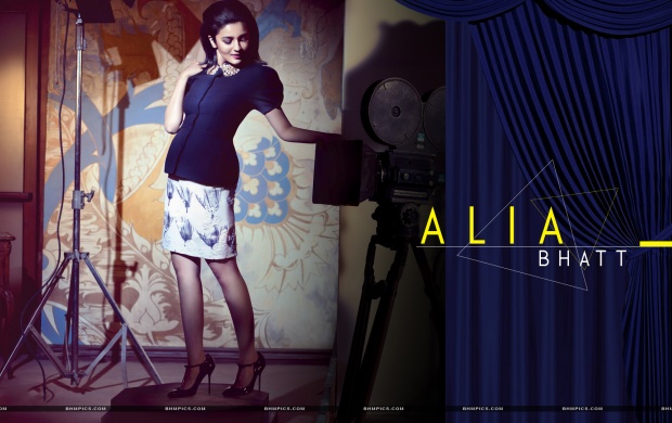 Alia Bhatt Poses For Cameras (click to view)