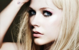 Avril Lavigne close up