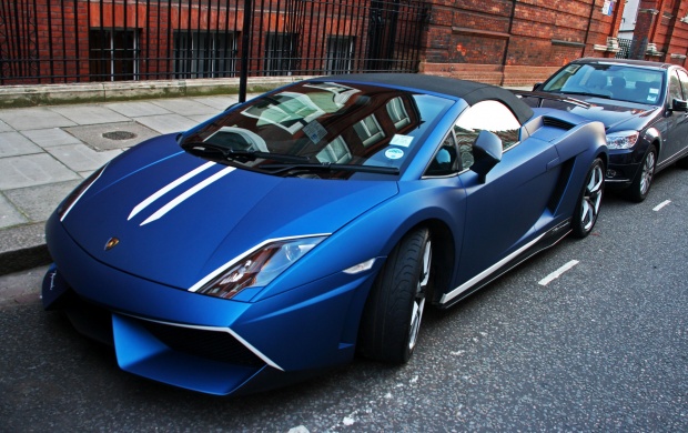 Blue Lamborghini Gallardo Park