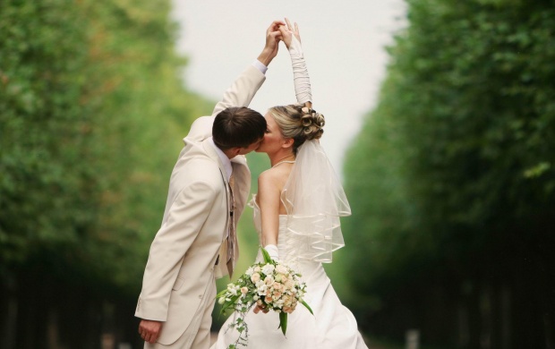 Bride And Groom Couple Kissing (click to view)