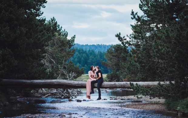 Couple Forest River Love (click to view)
