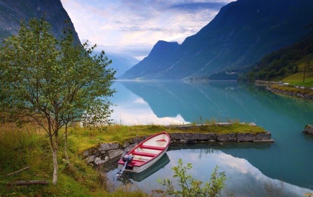 Gorgeous Lake Idle Boat (click to view)