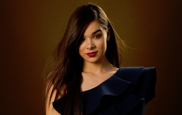 Hailee Steinfeld LA Times 2016 (click to view)