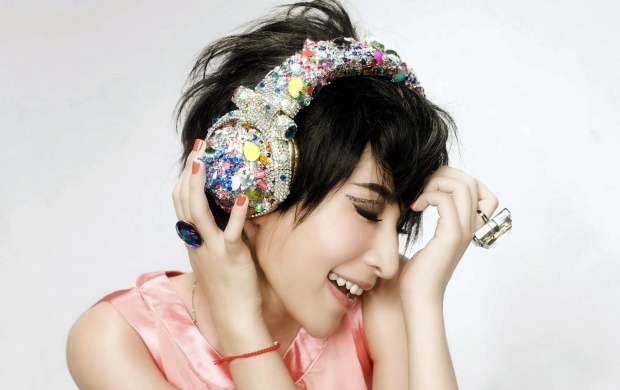 Headphones Asian Girl (click to view)