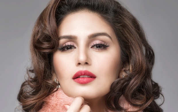 Huma Qureshi Red Lips (click to view)