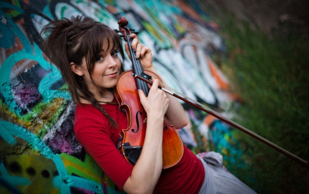 Lindsey Stirling With Violin (click to view)