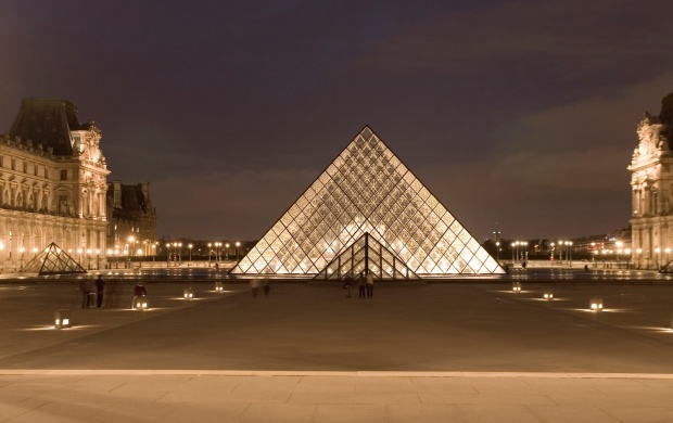 Louvre Pyramide Paris (click to view)