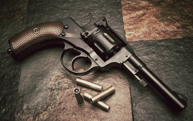 Nagant M1895 Revolver (click to view)