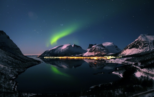Night Winter Mountains Northern Lights (click to view)