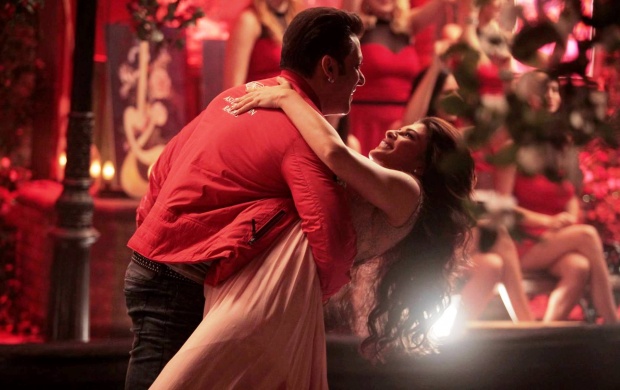 Salman Khan And Jacqueline Romance In Kick (click to view)