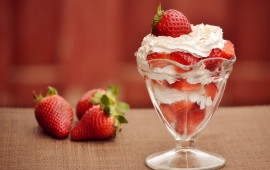Strawberry Cream Cold Dessert
