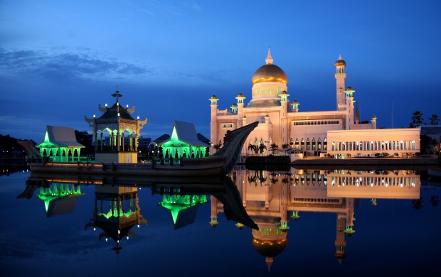Sultan Omar Ali Saifuddin Mosque (click to view)