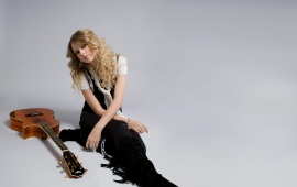 Taylor Swift Blonde Hair And Guitar