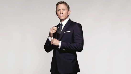 bond Star Daniel Craig Gets British Honour For Real Spies Ridiculous Say Fans Hindustan Times